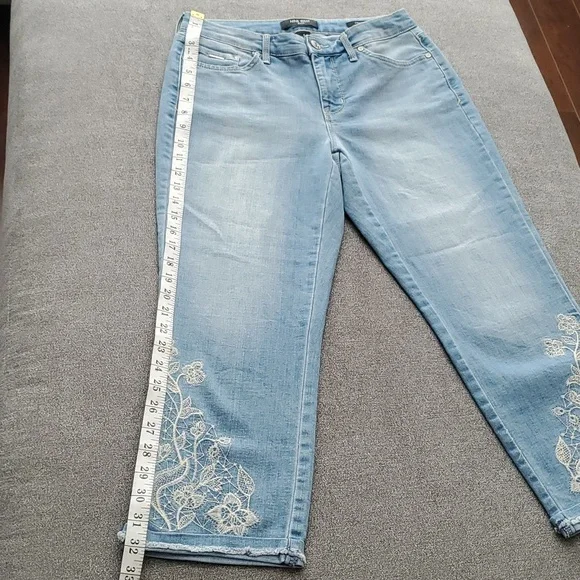 NINE WEST Floral Embroidered Hem Chrystie Capri Jeans SIZE: 4 - Picture 9 of 13